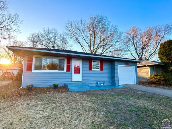 1909 SW Crest DR, Topeka, KS 66604