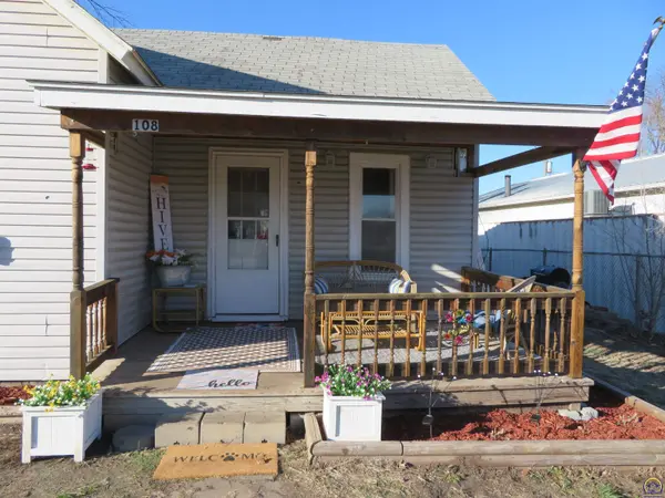 108 W Lake St, Mclouth, KS 66054