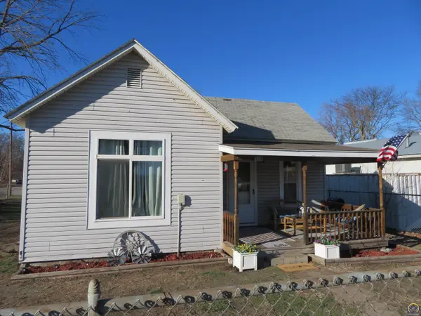 108 W Lake St, Mclouth, KS 66054