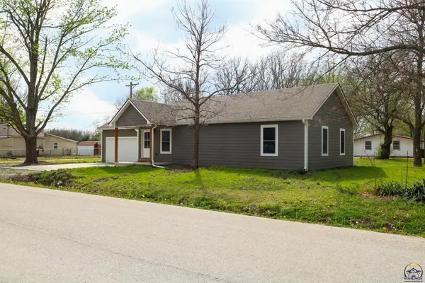 702 S 8th St, Burlington, KS 66839