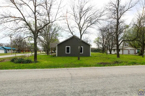 702 S 8th St, Burlington, KS 66839