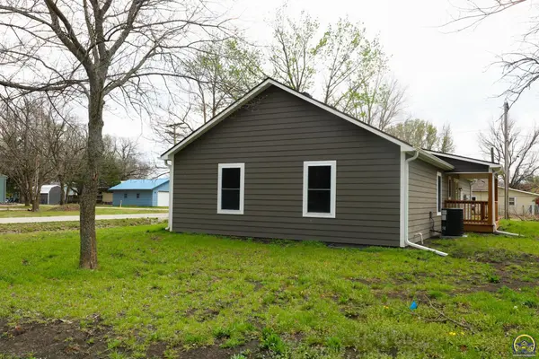 702 S 8th St, Burlington, KS 66839