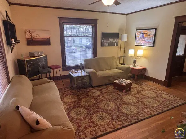 333 Pine LN, Cottonwood Falls, KS 66845