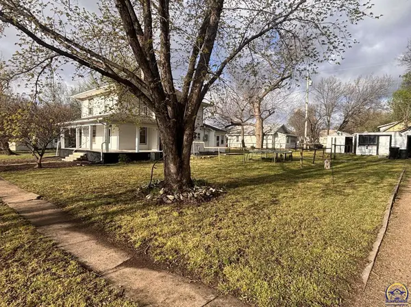 333 Pine LN, Cottonwood Falls, KS 66845
