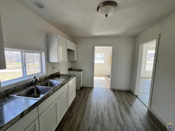 302 N Iowa St, Highland, KS 66035-4163