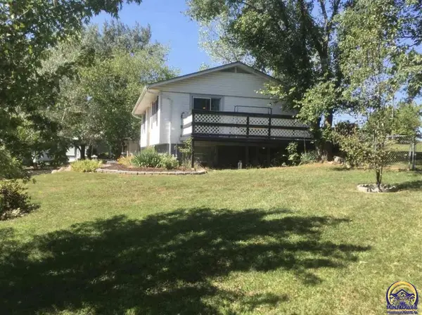 327 Melody LN, Carbondale, KS 66414