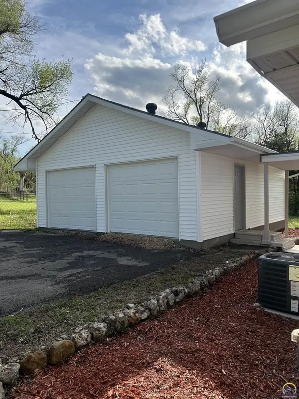 321 SE Baldwin RD, Topeka, KS 66607