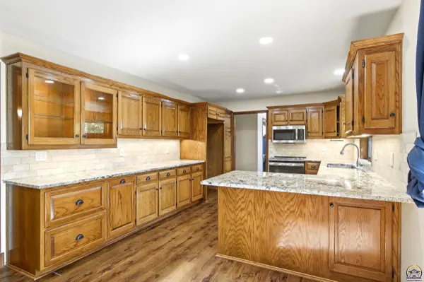808 Foxchase Ct, Lawrence, KS 66049