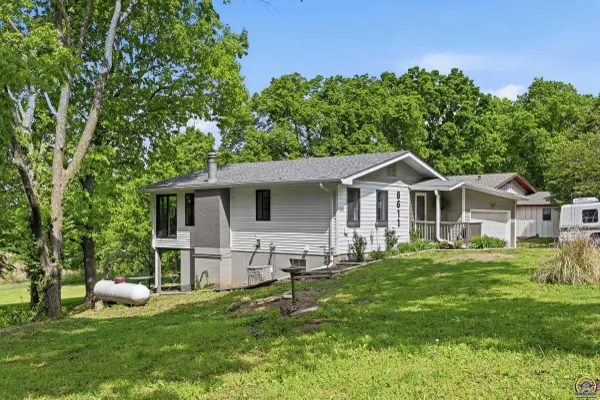 8611 SW Longview DR, Ozawkie, KS 66070