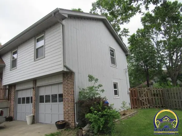 1606 SW Village DR, Topeka, KS 66604-1754