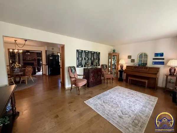 106 Kansas AVE, Hiawatha, KS 66434