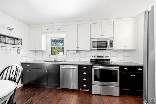 2536 SE Alexander DR, Topeka, KS 66605