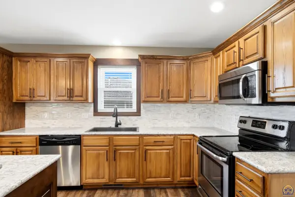422 Prairie Bend DR, Meriden, KS 66512