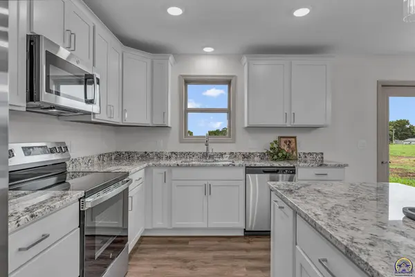 720 Teresa Ct, Carbondale, KS 66414