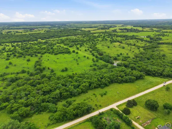 000 SW Davis RD, Auburn, KS 66402