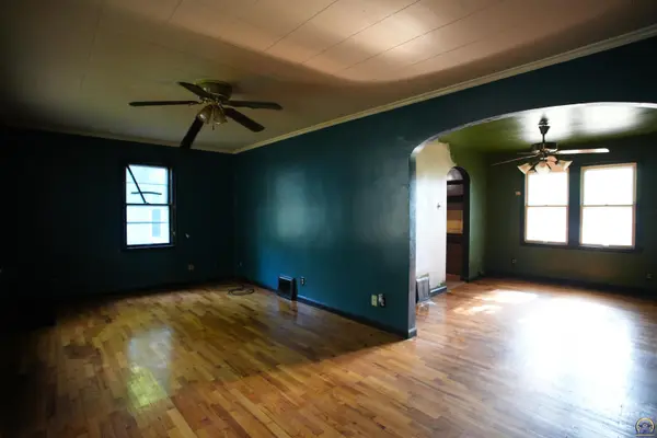 833 SW MacVicar AVE, Topeka, KS 66606
