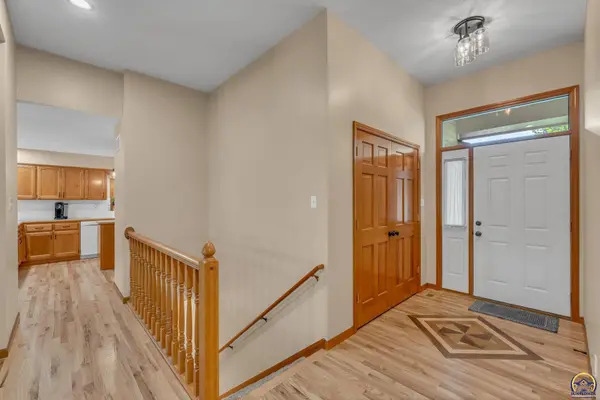 2518 SW Berkshire DR, Topeka, KS 66614