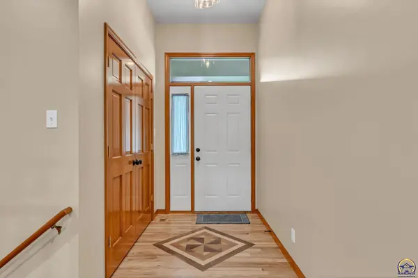 2518 SW Berkshire DR, Topeka, KS 66614