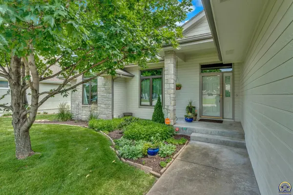 2518 SW Berkshire DR, Topeka, KS 66614