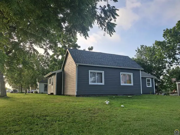 309 W Lake St, Mclouth, KS 66054