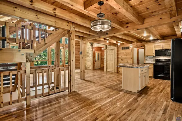 10808 Dickinson RD, Ozawkie, KS 66070