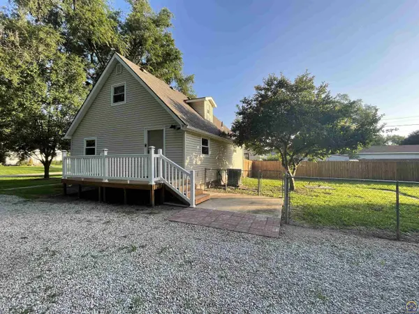 2118 Adams St, Grantville, KS 66429