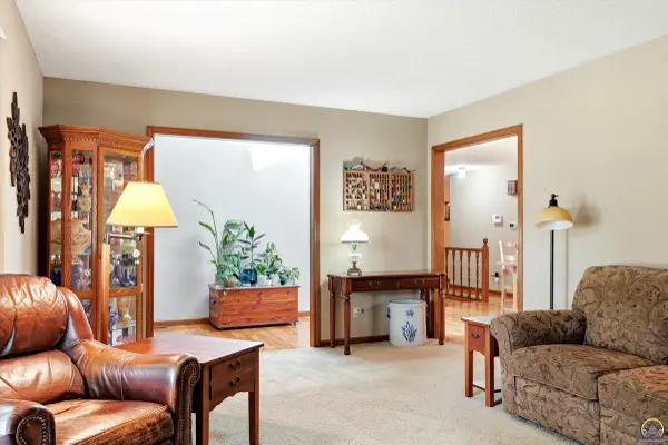 6850 SW 33rd ST, Topeka, KS 66614