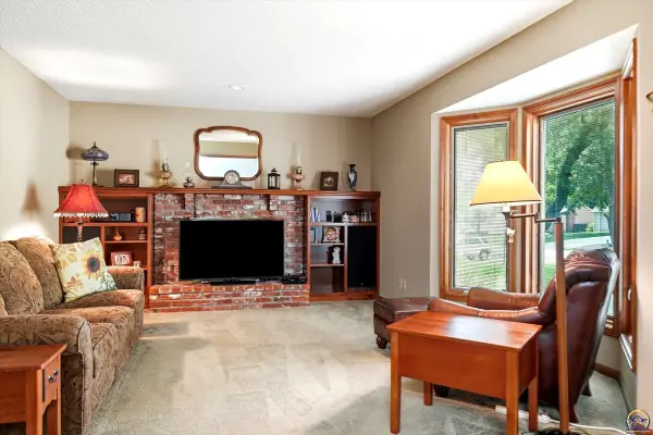 6850 SW 33rd ST, Topeka, KS 66614