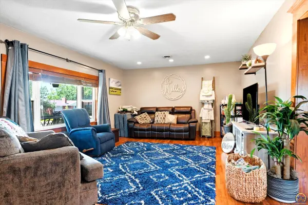331 W 8th St, Alma, KS 66401