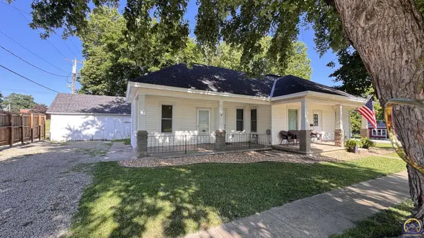105 N Kirkwood Dr, Highland, KS 66035-4151