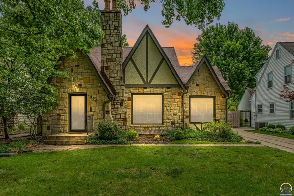 1290 SW Pembroke LN, Topeka, KS 66604