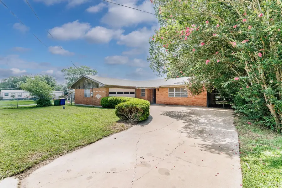 116 E Wallace ST, Gonzales, TX 78629