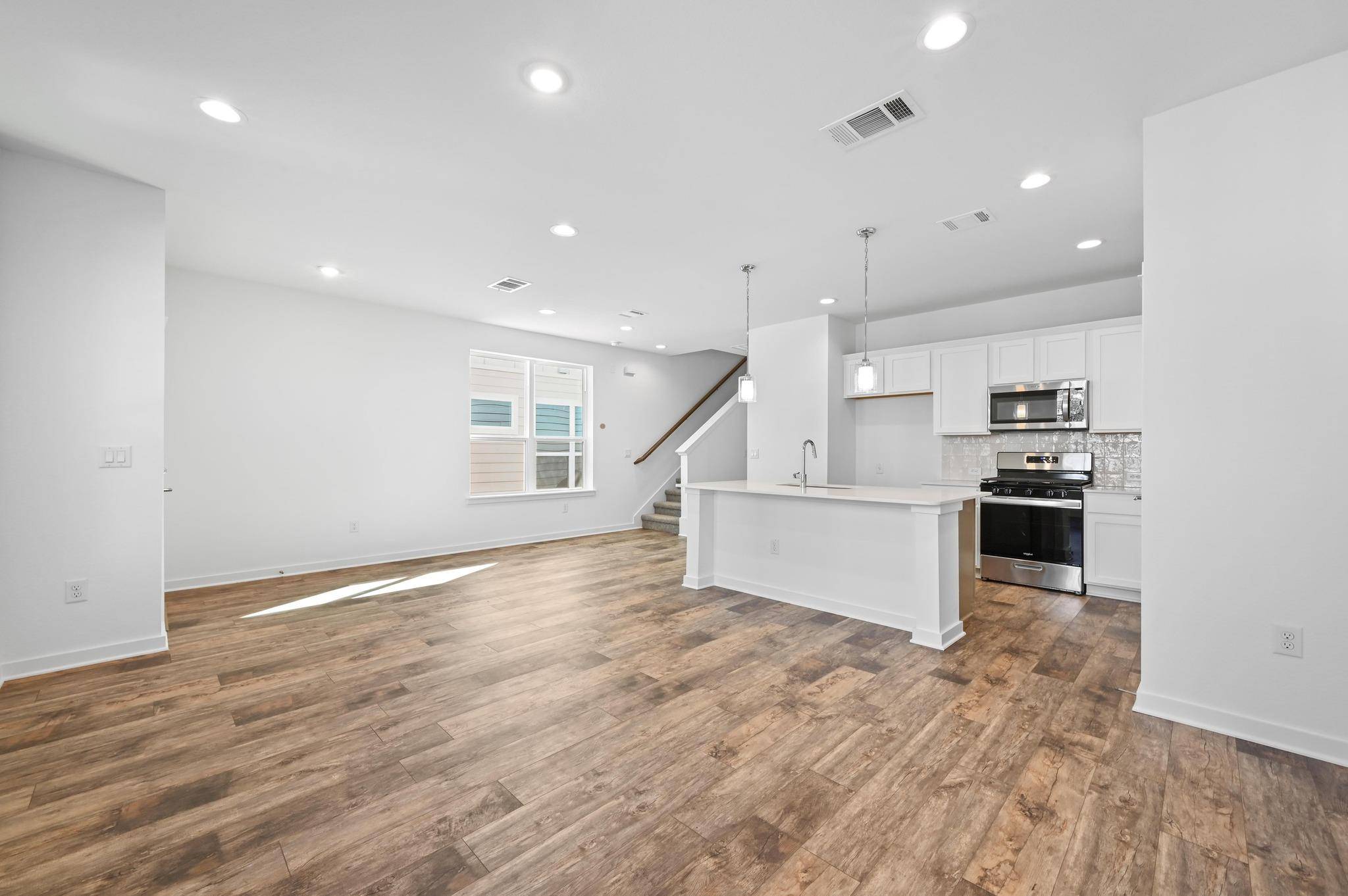 462 Orleanian DR #B, Buda, TX 78610