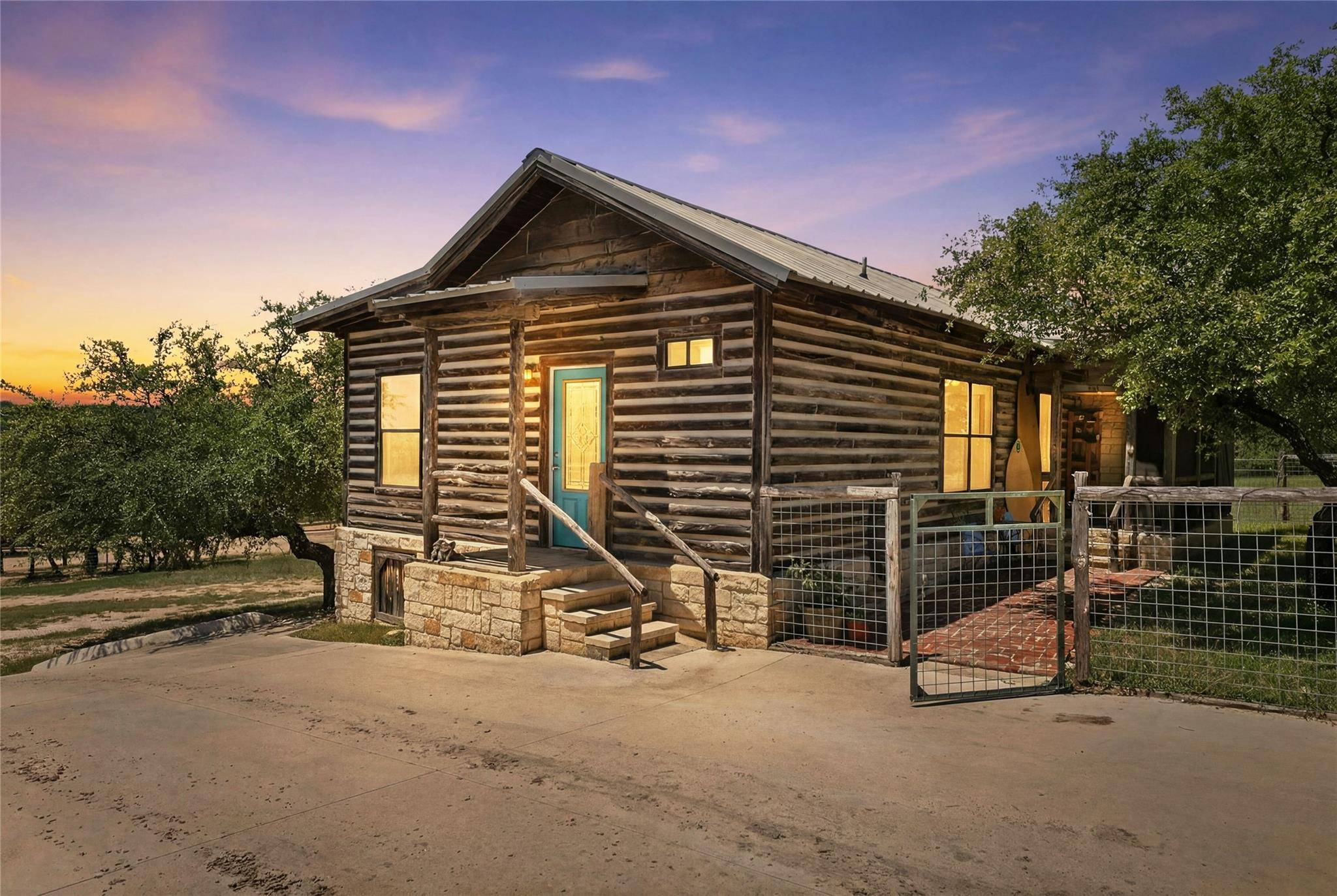 496 Middleton RD, Spicewood, TX 78669