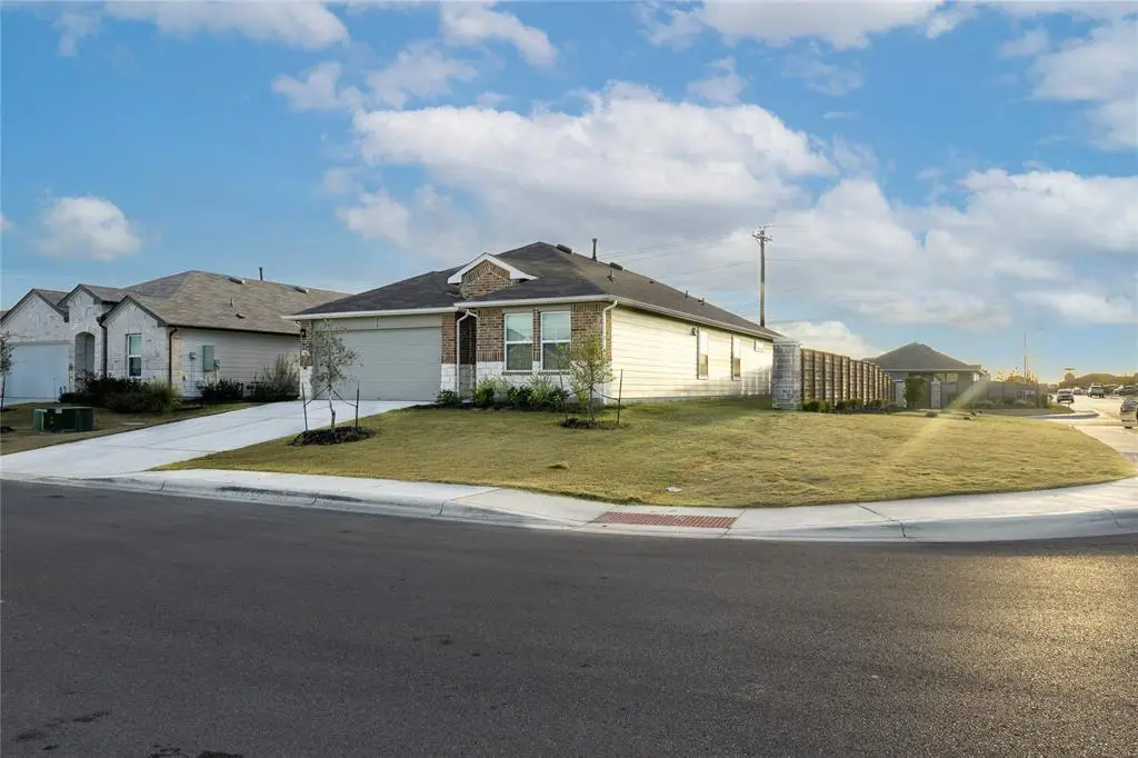 401 Abbey LN, Lockhart, TX 78644