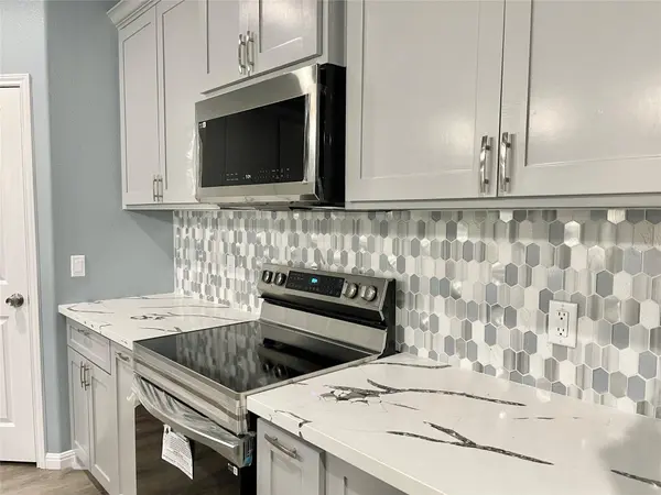 982 S Navarro ST, Giddings, TX 78942