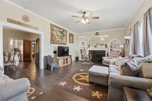 211 E 4th ST, Nixon, TX 78140