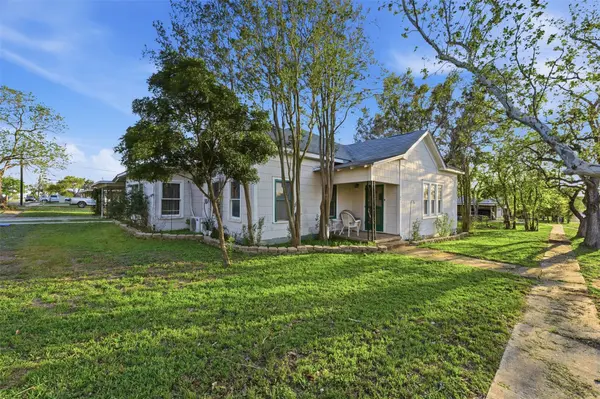 211 E 4th ST, Nixon, TX 78140