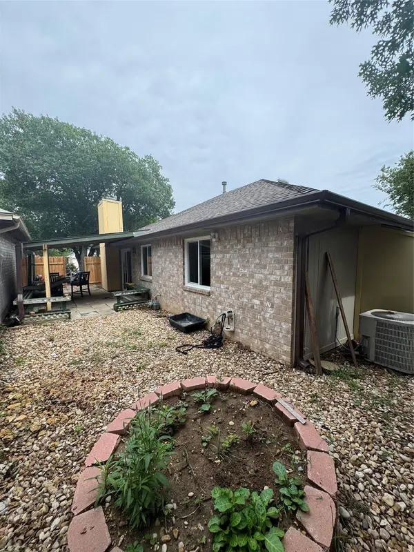 908 Saunders DR, Round Rock, TX 78664