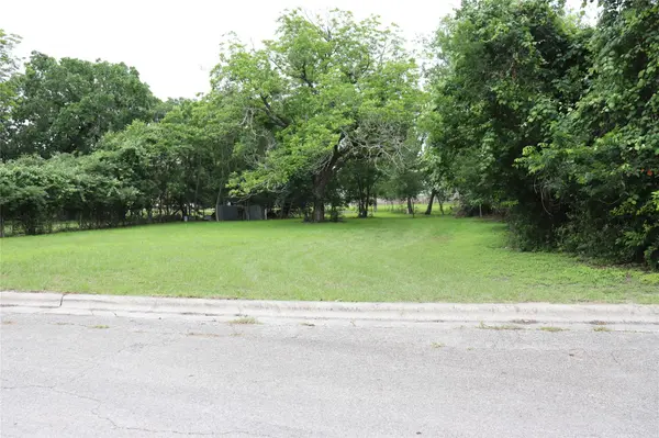 1006 Johnson ST, Lockhart, TX 78644