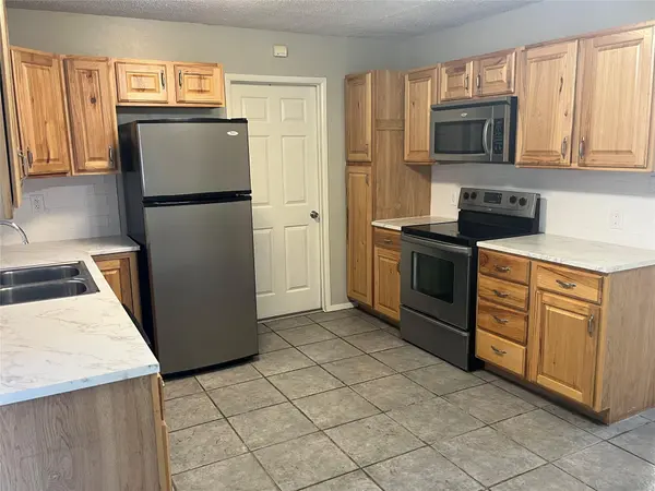 4 Hollywood DR, Lampasas, TX 76550