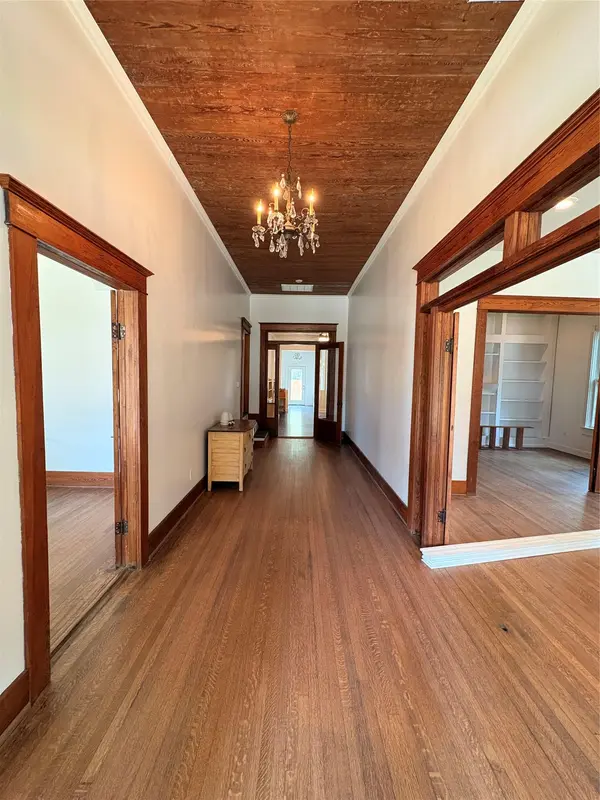 105 S Cedar ST, Luling, TX 78648