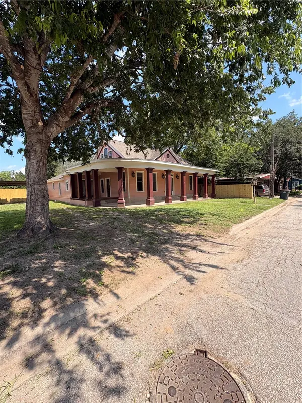 105 S Cedar ST, Luling, TX 78648