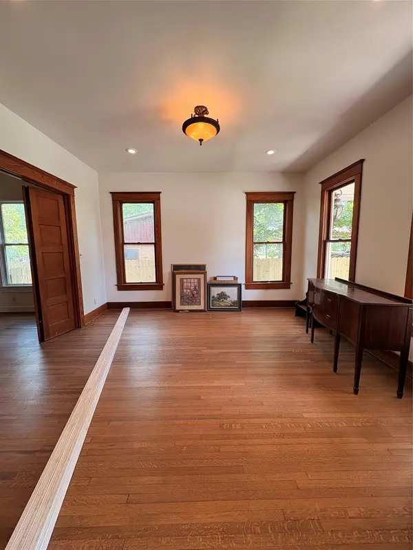 105 S Cedar ST, Luling, TX 78648