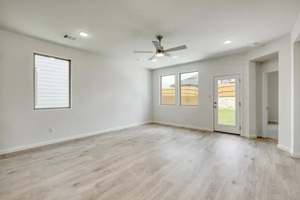180 Hornet ST, Elgin, TX 78621
