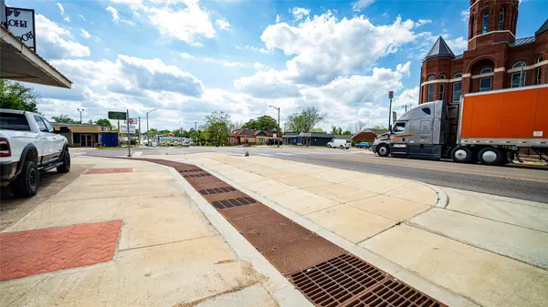 139 W Cameron Ave, Rockdale, TX 76567