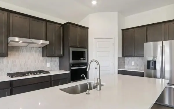 214 Divisadero DR, Hutto, TX 78634