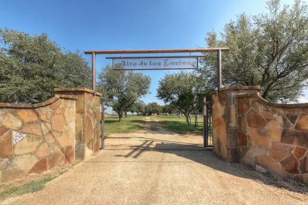 6887 Von Ormy RD, Von Ormy, TX 78073