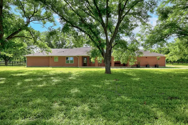3717 Buck LN, Garfield, TX 78617
