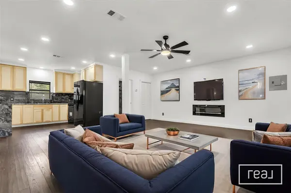 135 Huskey TRL, Paige, TX 78659
